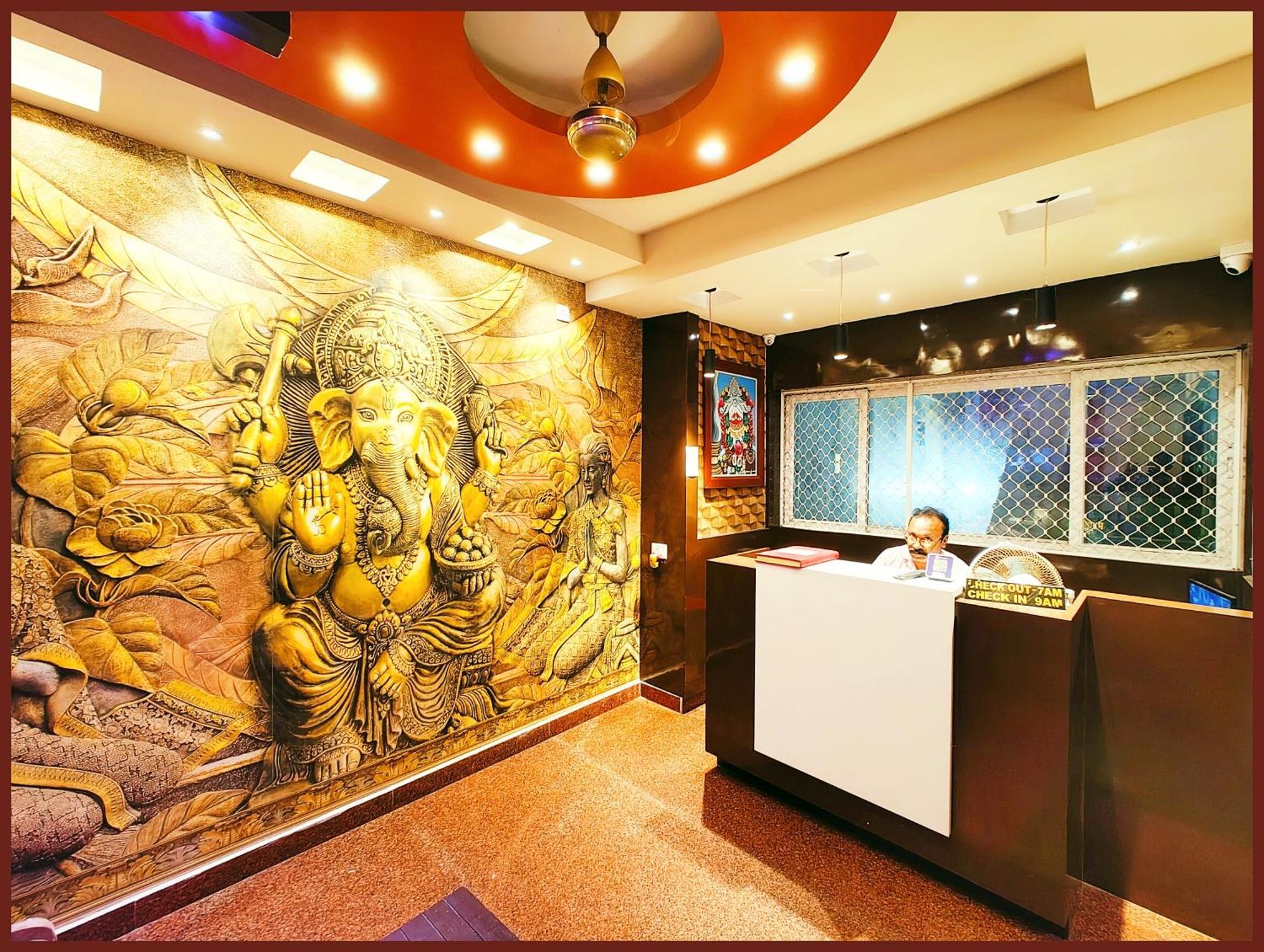 Near Sea Blue Sagar - Lift & Parking Facilities - Service & Restaurant - Garden - Free Wifi - Comfortable And Spacious Available A In Hotel