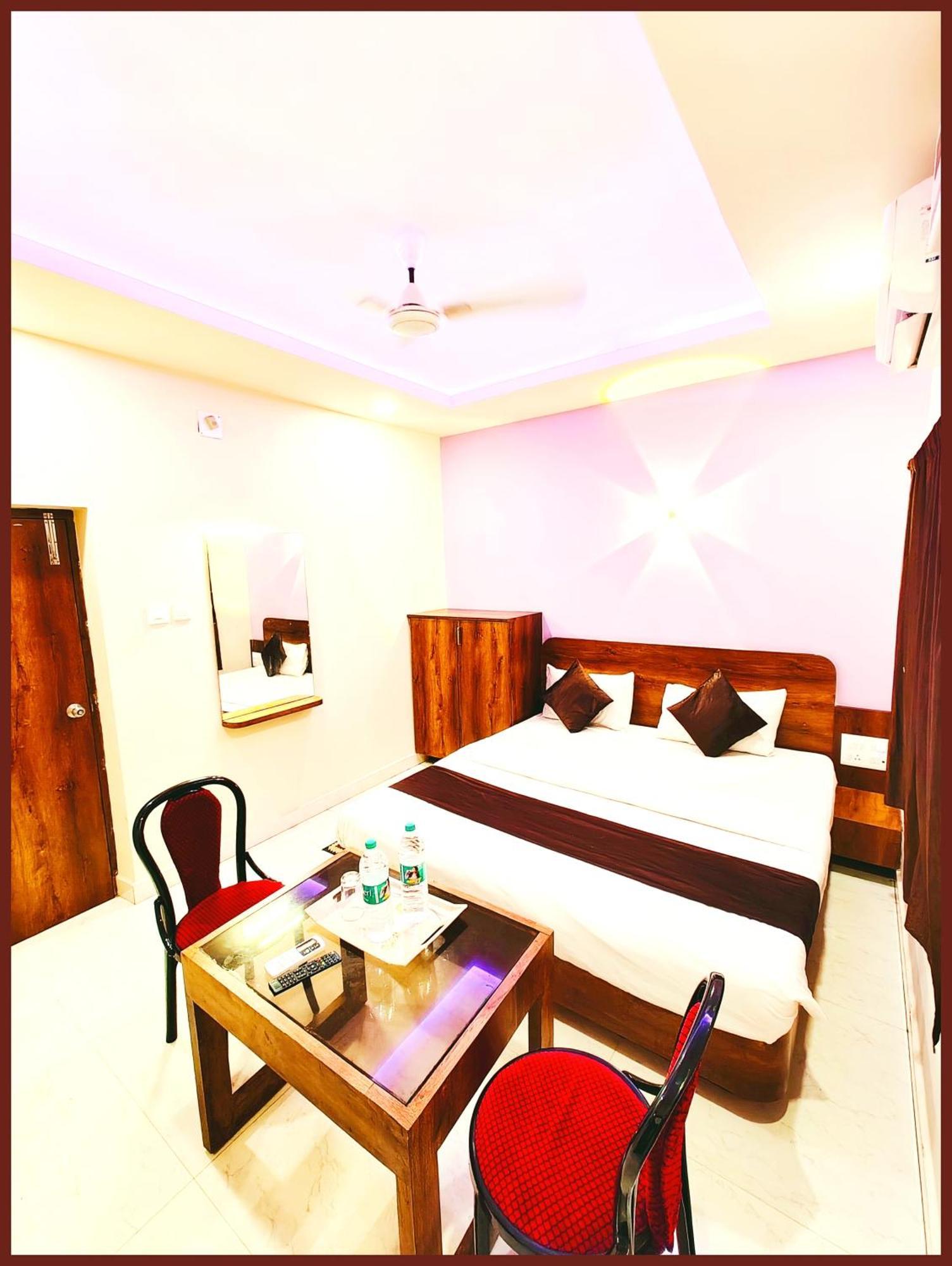 Near Sea Blue Sagar - Lift & Parking Facilities - Service & Restaurant - Garden - Free Wifi - Comfortable And Spacious Available A In Puri